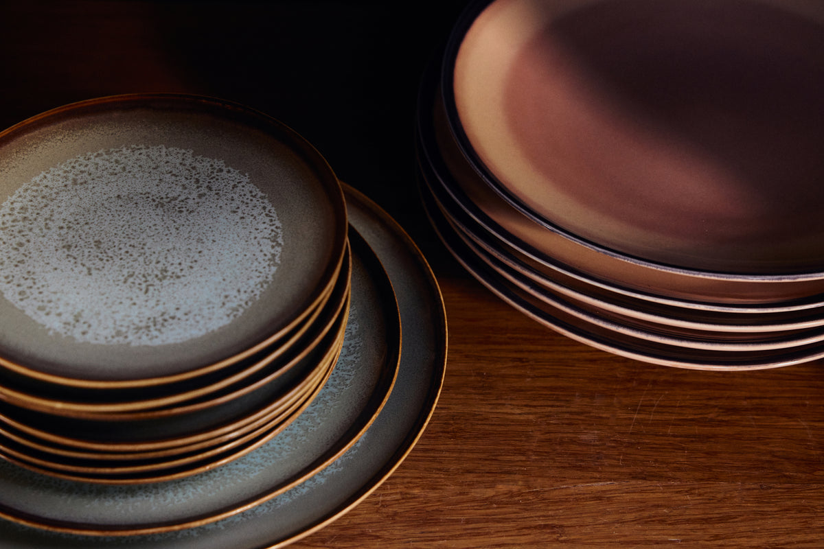 Stacked HKLIVING Contrast plates on a wooden surface