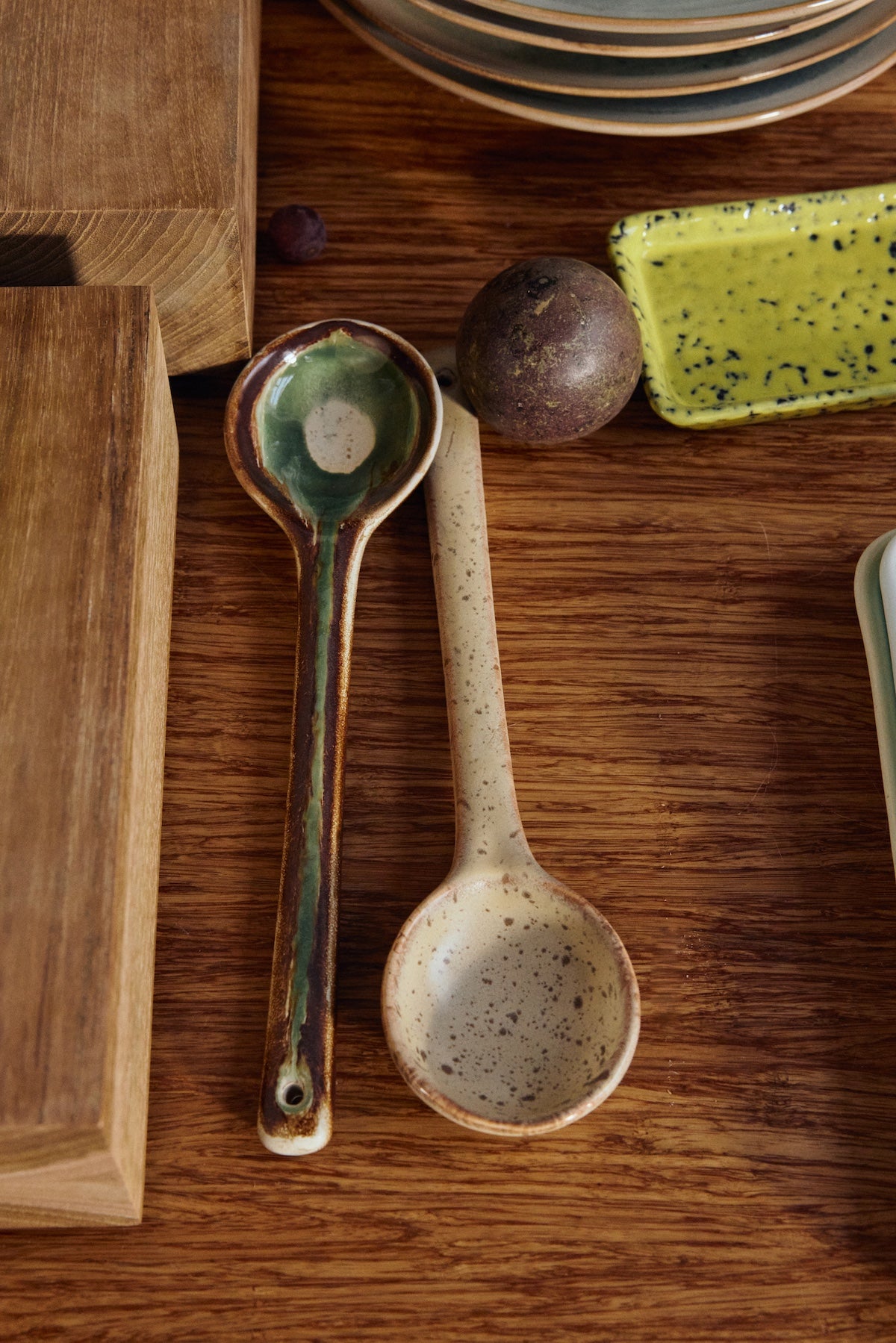 HKLIVING 70s ceramics Hills serving spoons styled on wooden table with fruit and tray