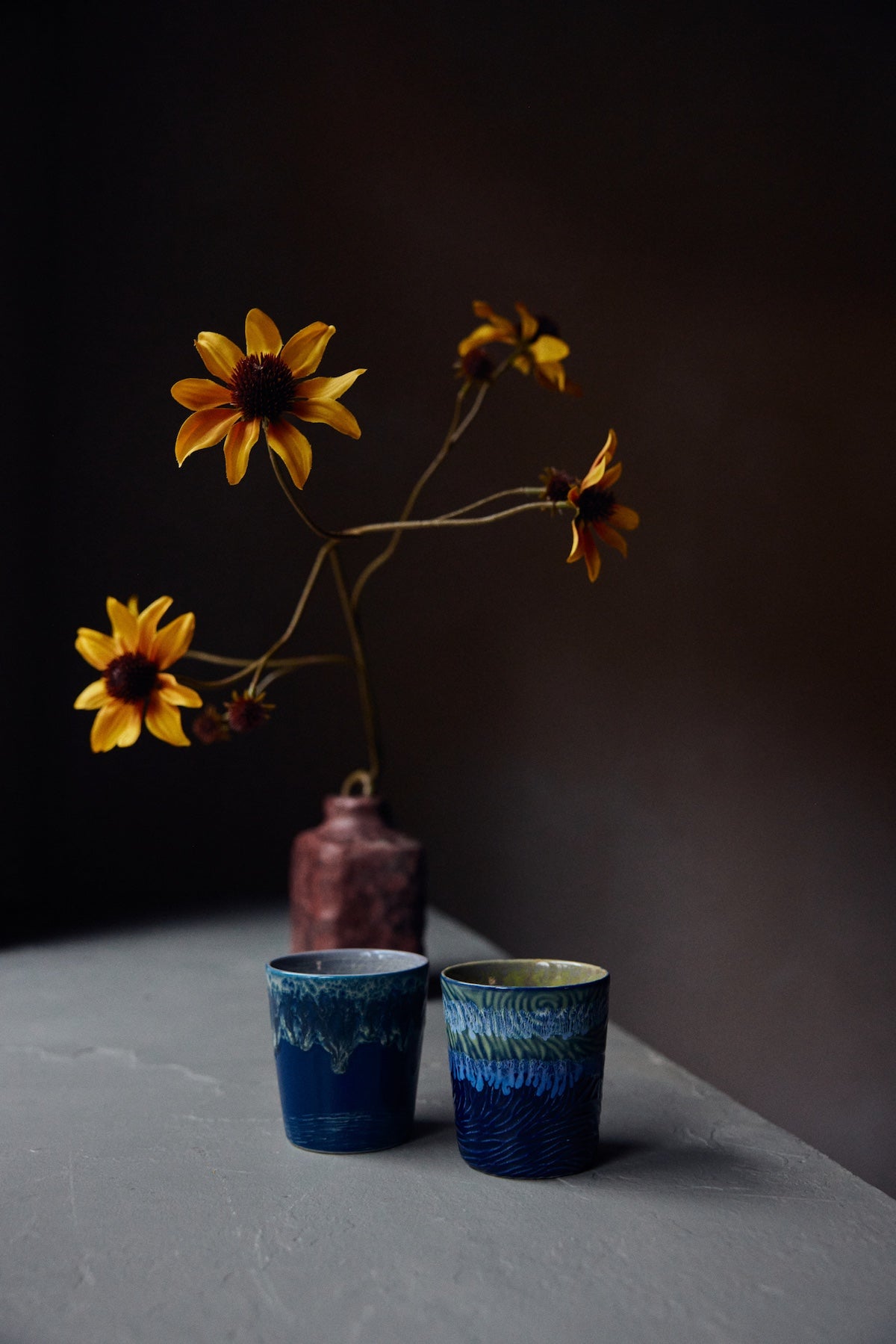 HKLIVING Starry Night coffee mugs styled with yellow flowers for atmospheric coffee moments