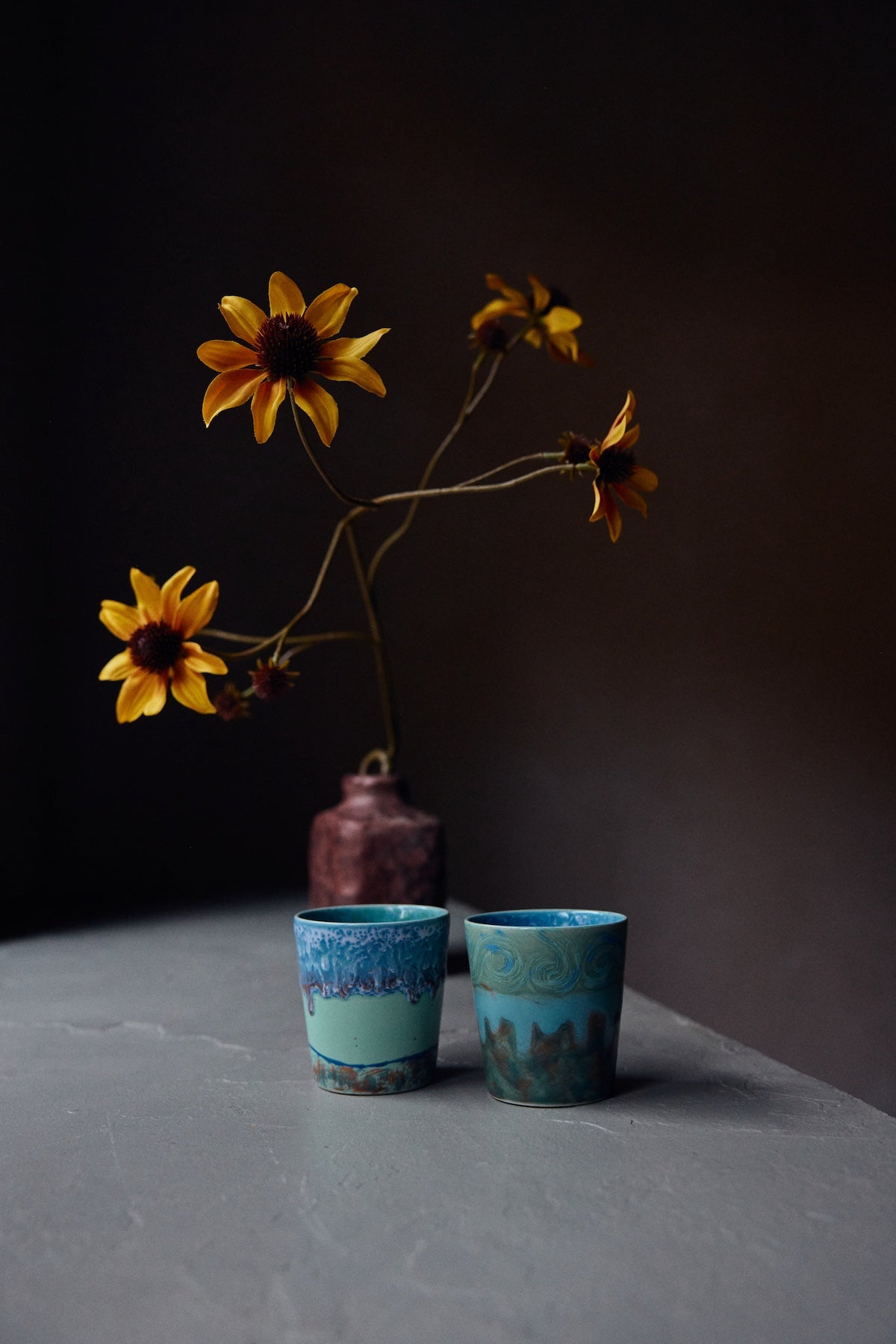 HKLIVING Self Portrait coffee mugs styled with yellow flowers for artistic coffee moments
