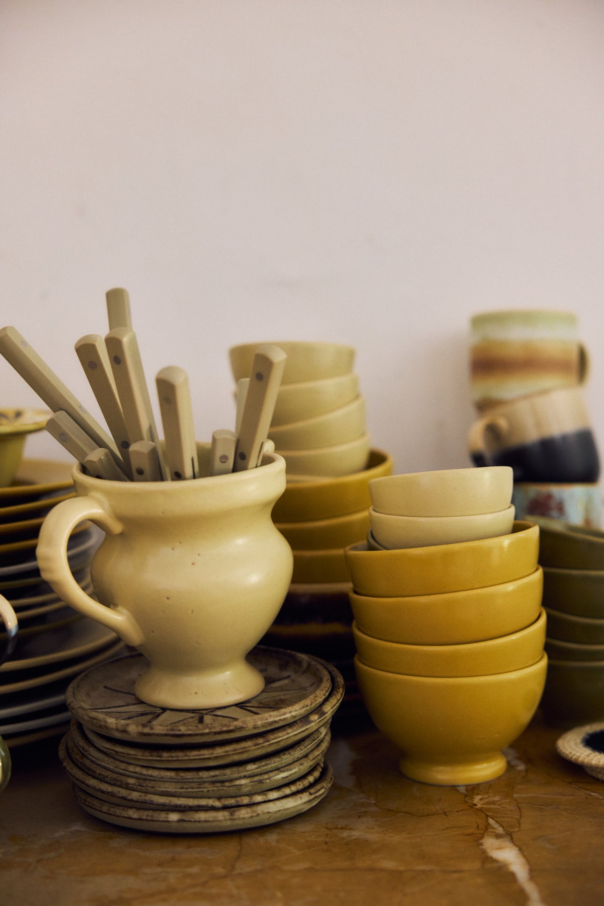 HKLIVING Farmhouse Ceramics small jug in cream, used as a utensil holder on an open kitchen shelf styled with mustard and green stacked bowls