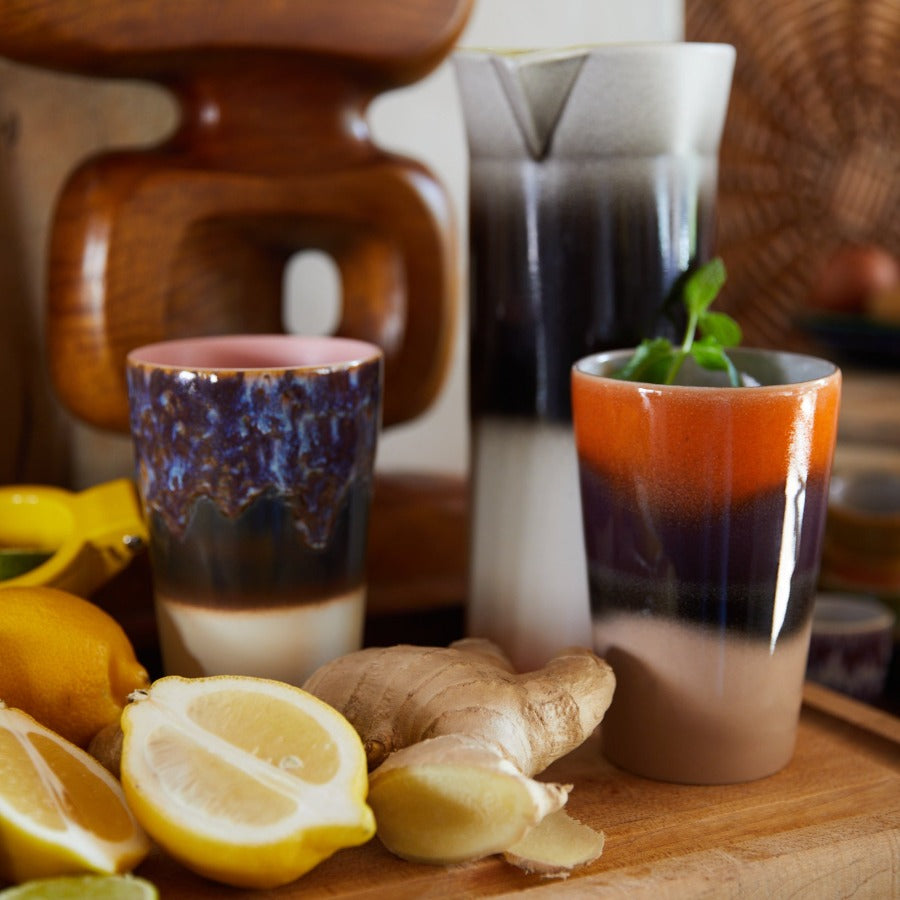HKLIVING 70s ceramics tea mugs on a wooden board with lemons and limes
