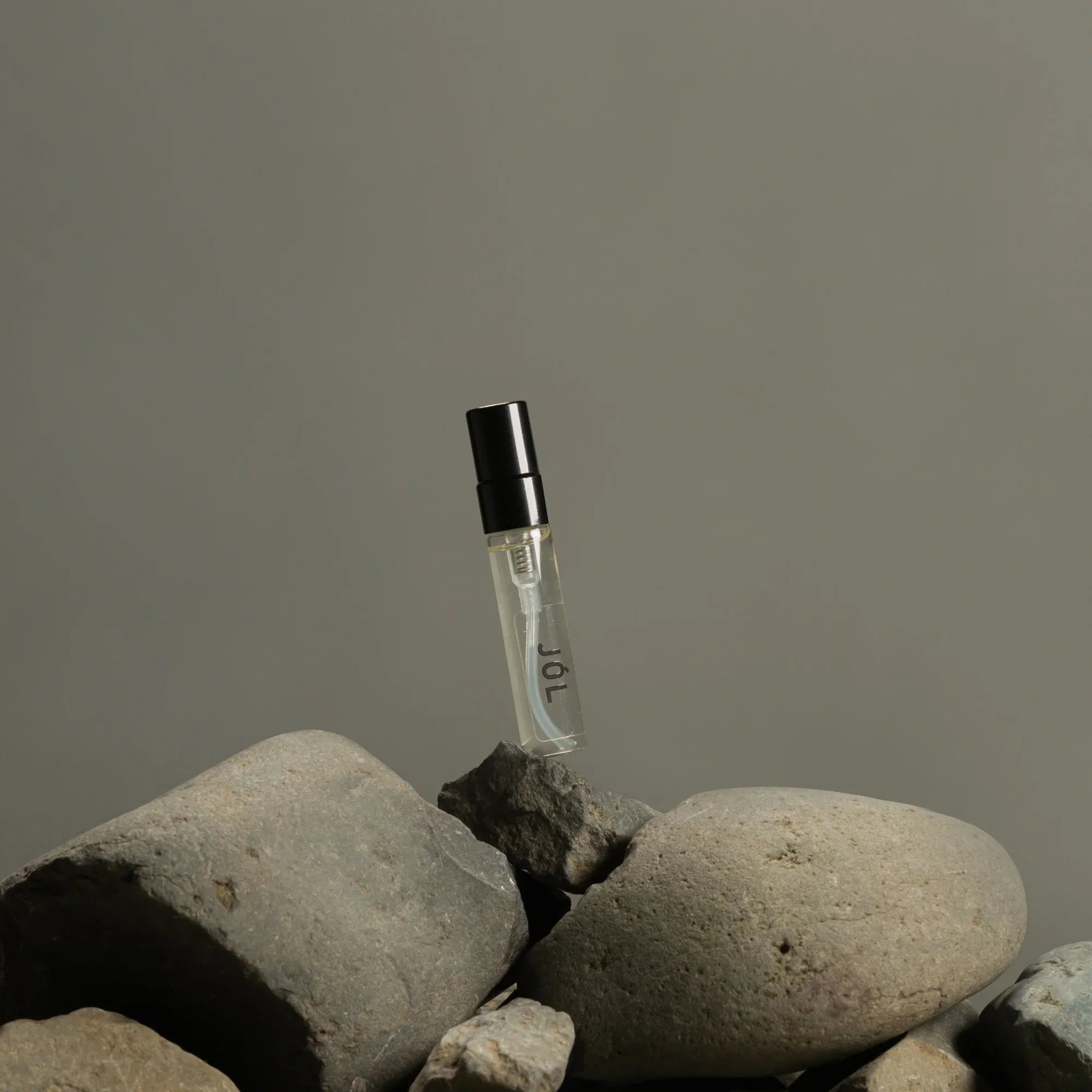 Fischersund JÓL mini fragrance spray displayed on natural stones