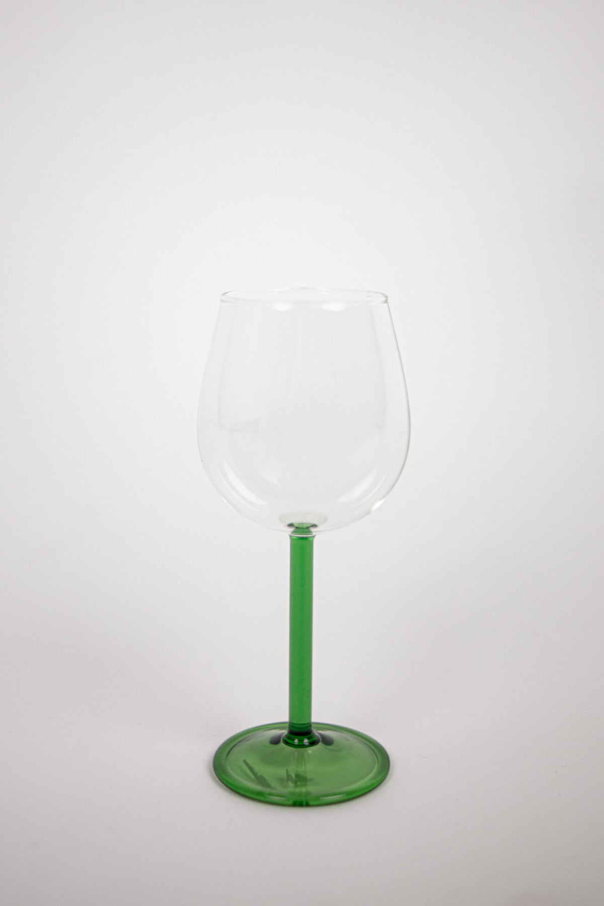 Annabelle borosilicate wine glass with a green stem by Olsson & Jensen