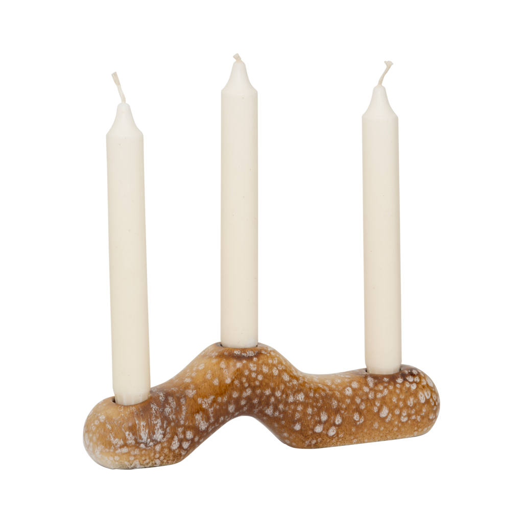 Side view of the Daru three-candle holder with dinner candles