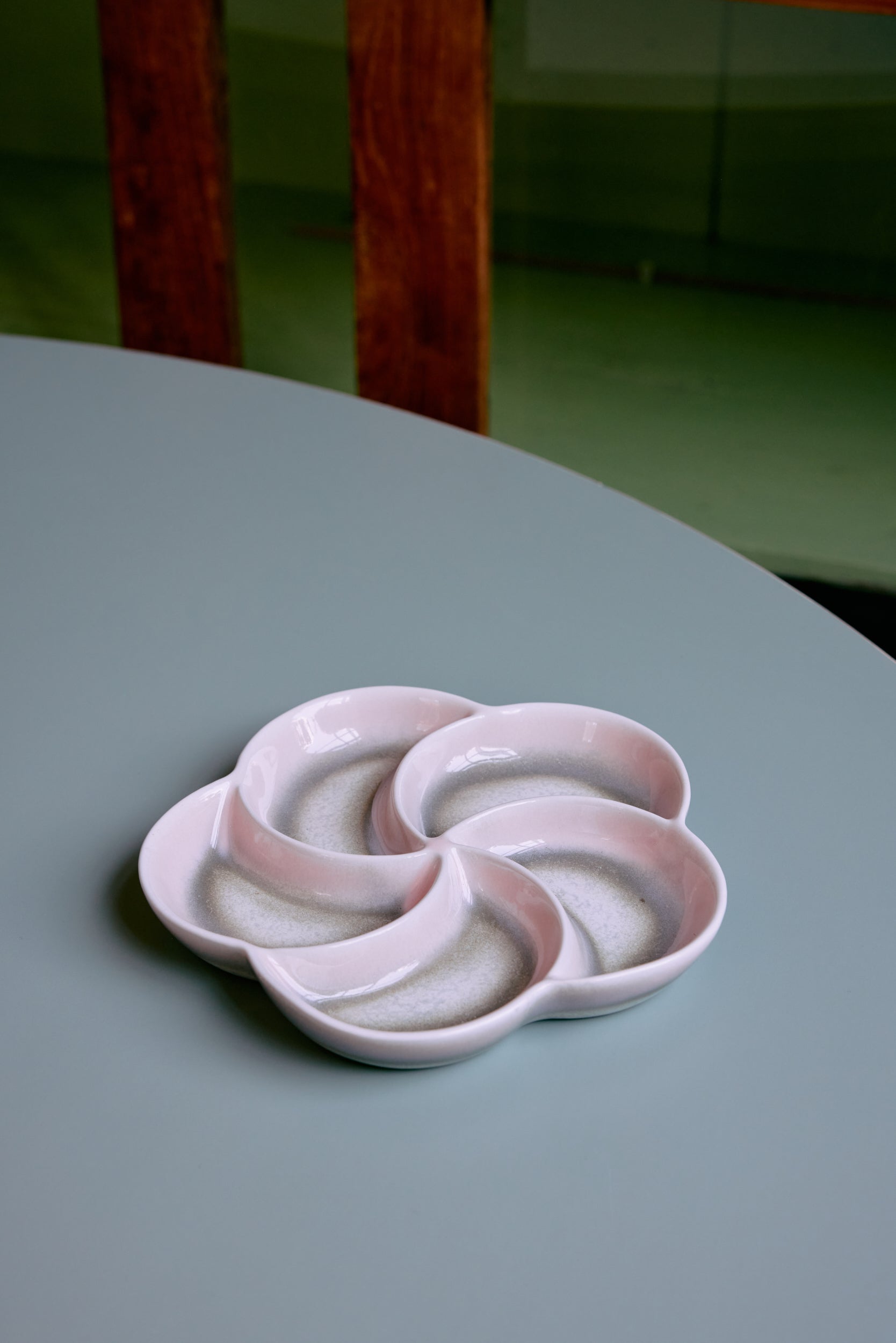 HKLIVING 70s ceramics muse snack tray top view showing flower shaped compartments
