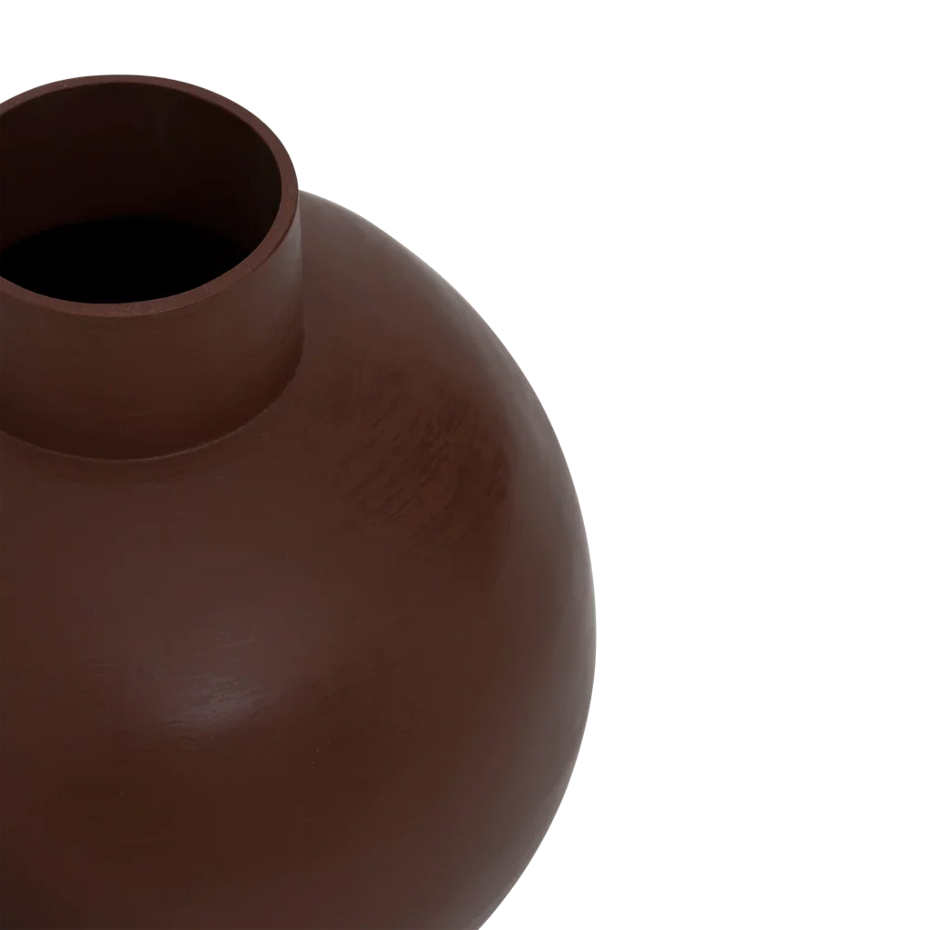 Close-up of the Ilo pot's neck and rounded body