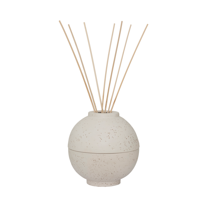 Kiri diffuser holder with diffuser reeds