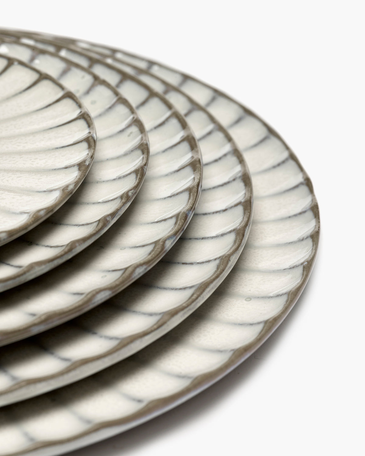 Close-up of the relief and glazed edge on the Serax Inku white plate